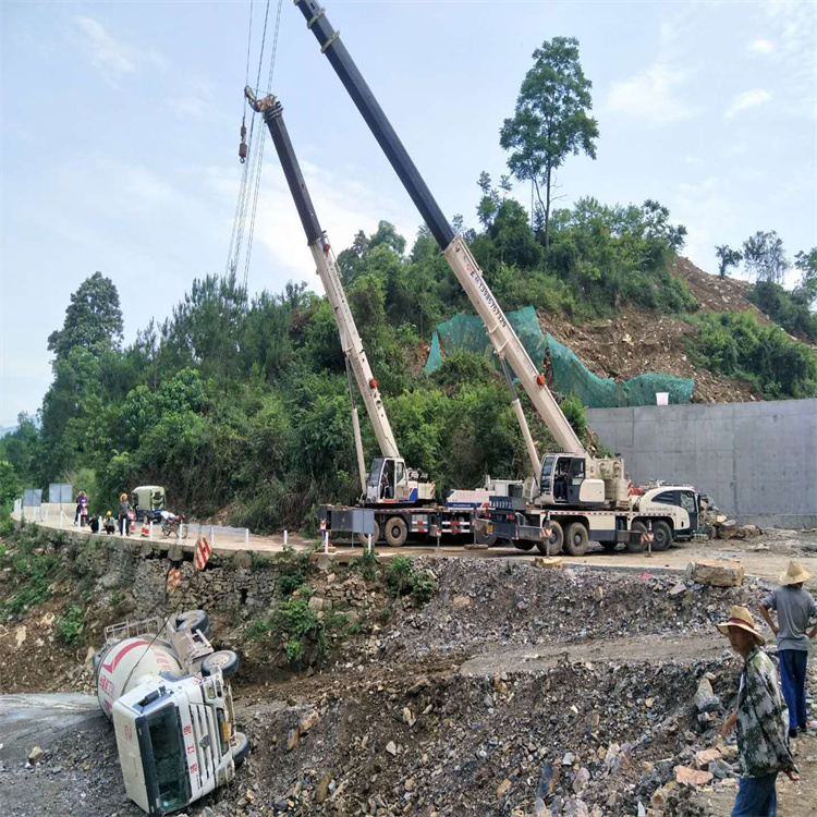 康保县汽车掉沟里叫吊车救援要多少钱